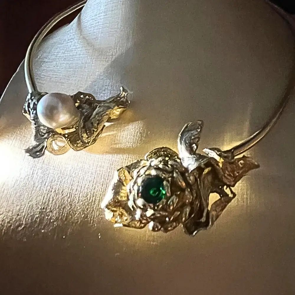 Alchimia, Bronzo, perla barocca e smeraldo di sintesi