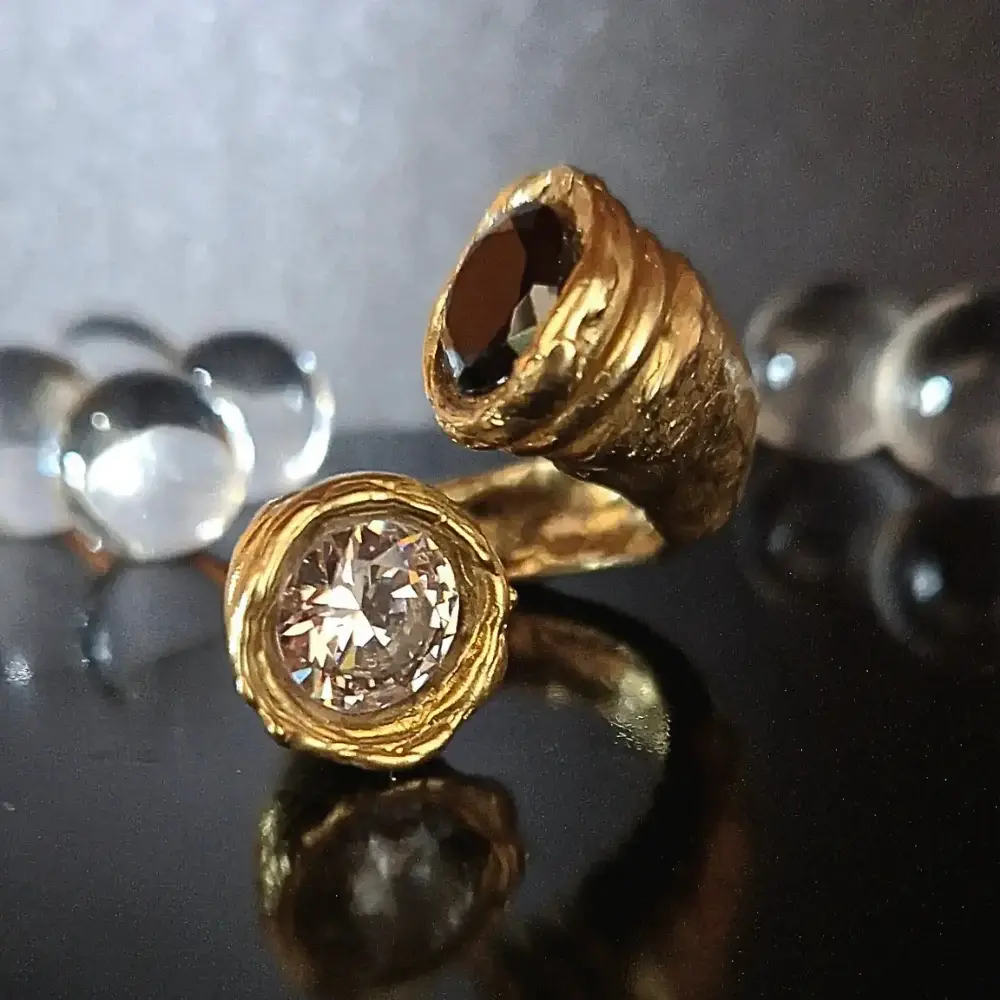 Contrarié: due anelli d’oro, uno con un diamante incastonato.