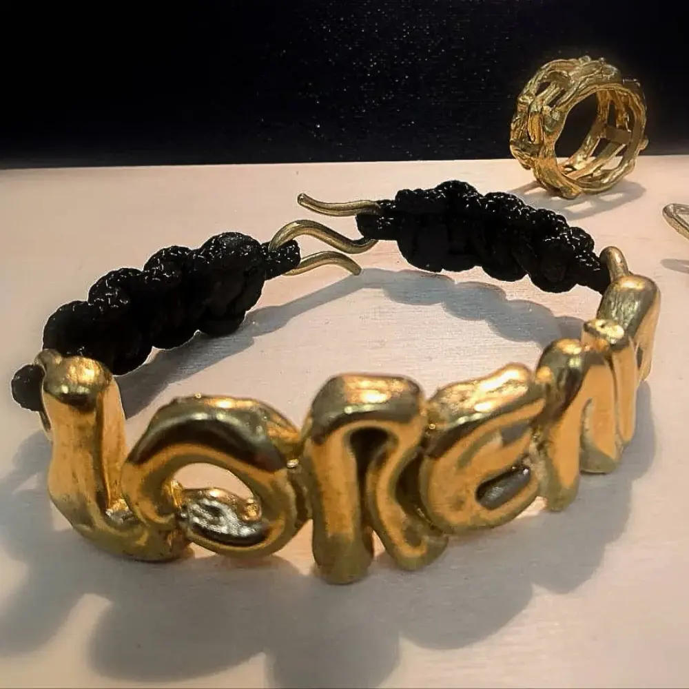 Identity, Bronzo giallo