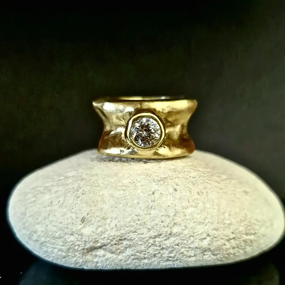 Insolito Solitario, Bronzo giallo, Zircone