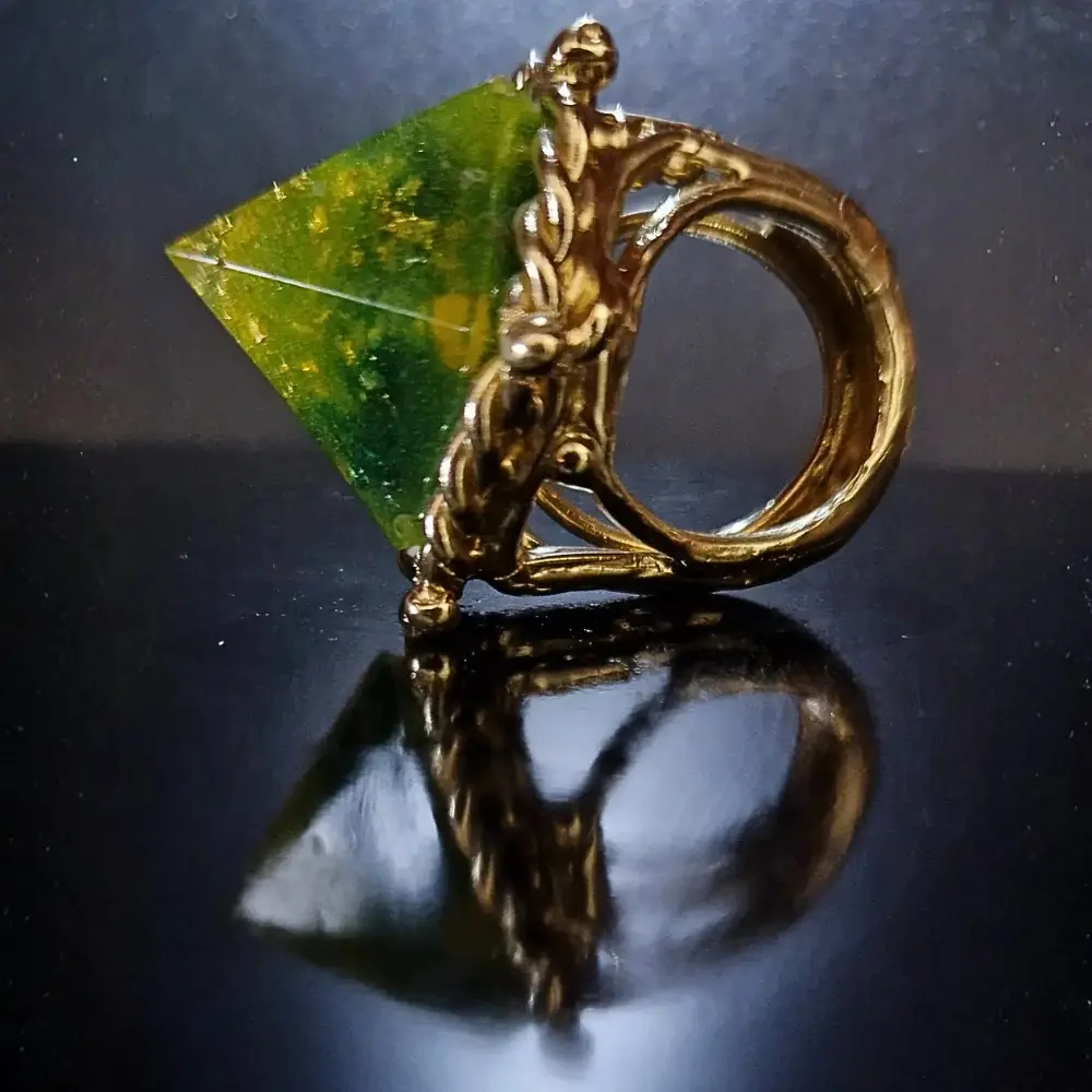 Piramide, Bronzo, resina e foglia d'oro