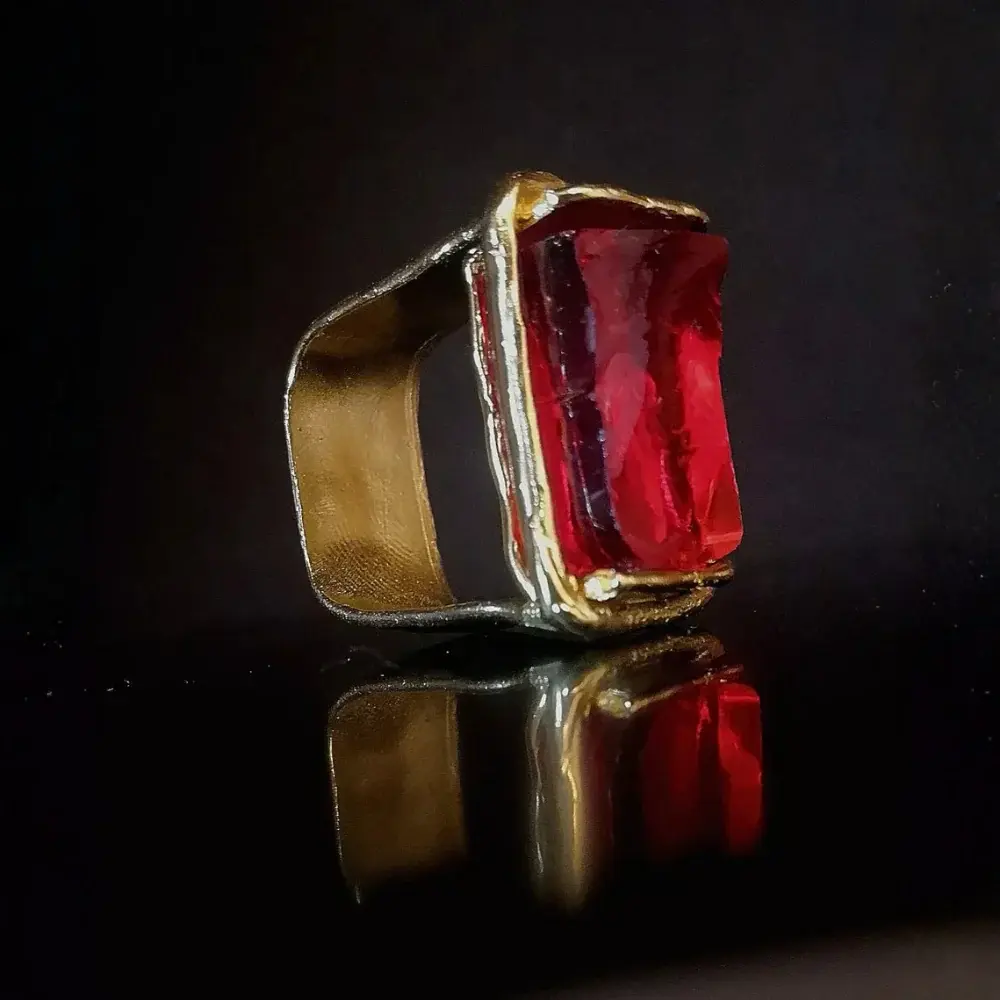 Red passion, Bronzo giallo, Vetro rosso di Murano