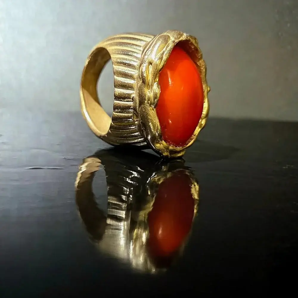 Rosso Corallo, Bronzo e corallo rosso