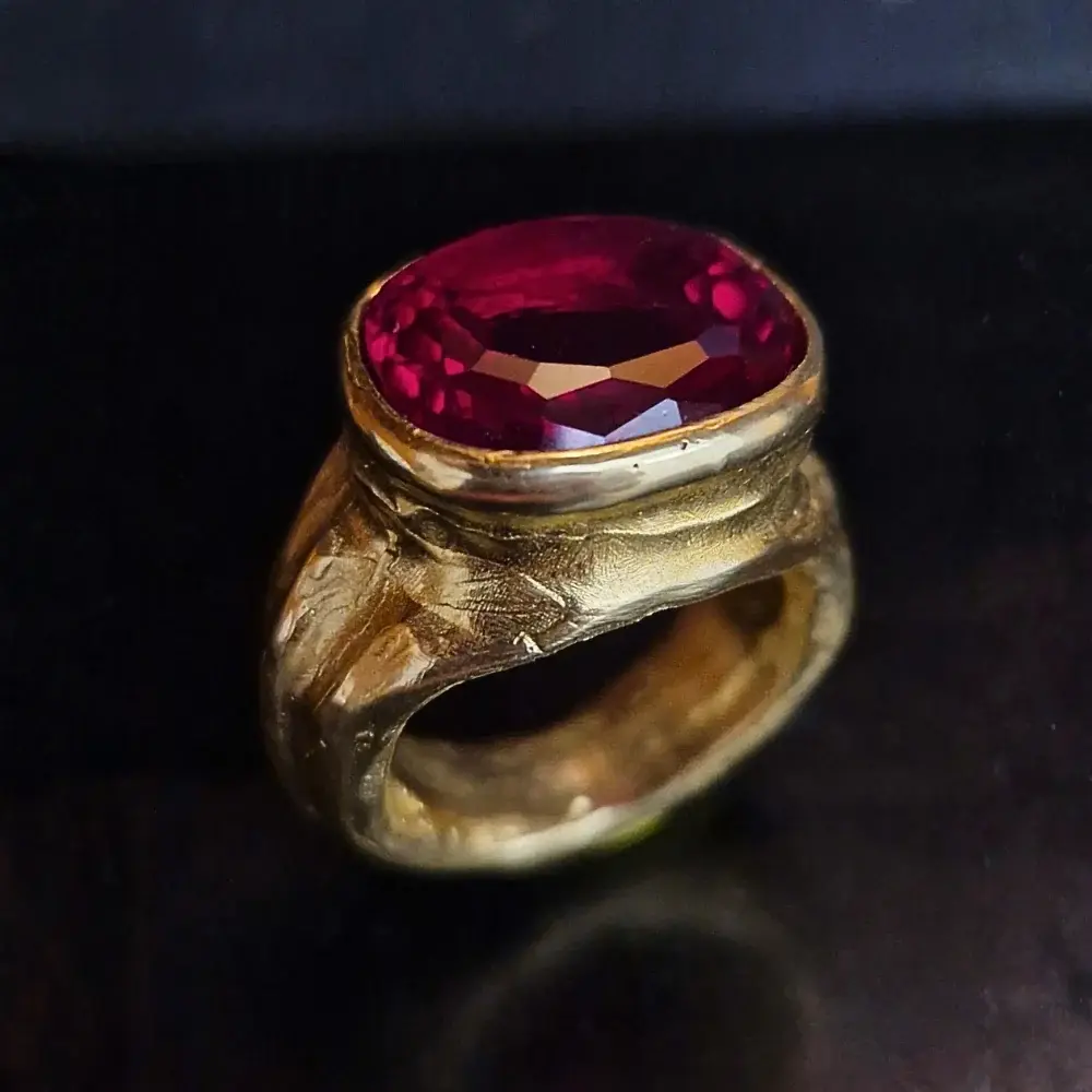 Rubino, Bronzo giallo, Rubino