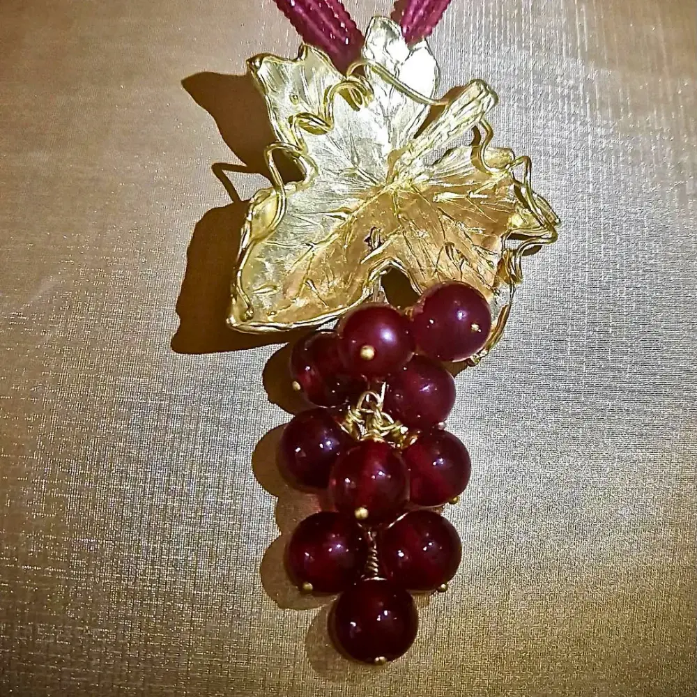 Uva, Bronzo, radice di rubino e perle di granato