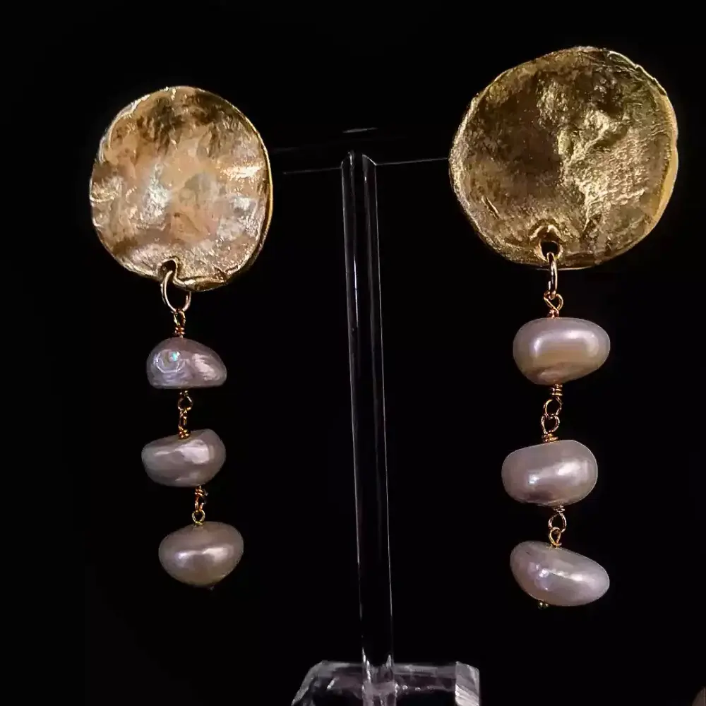 Circles and pearls, Bronzo, Perle scaramazze