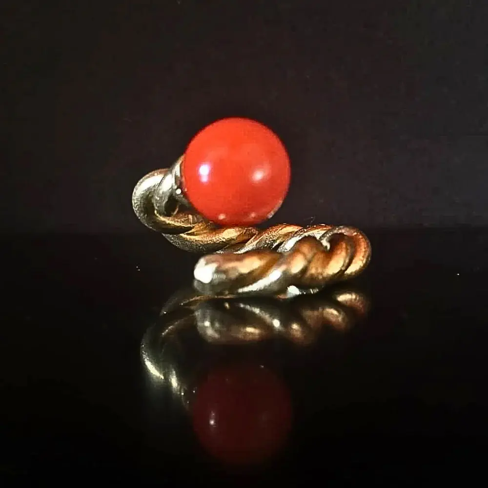Corallo rosso, Bronzo giallo, Sfere di corallo