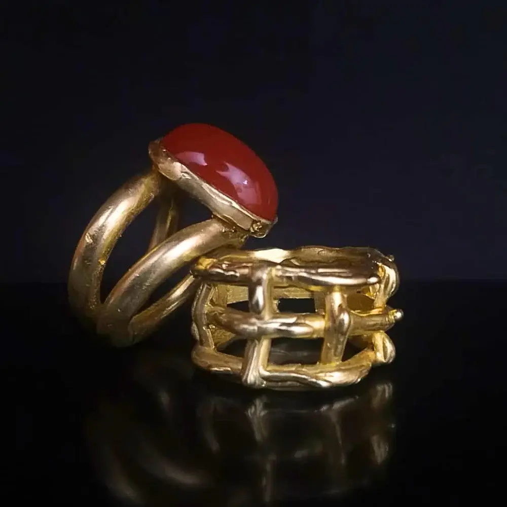 Perfetti sconosciuti, Bronzo giallo, Corniola