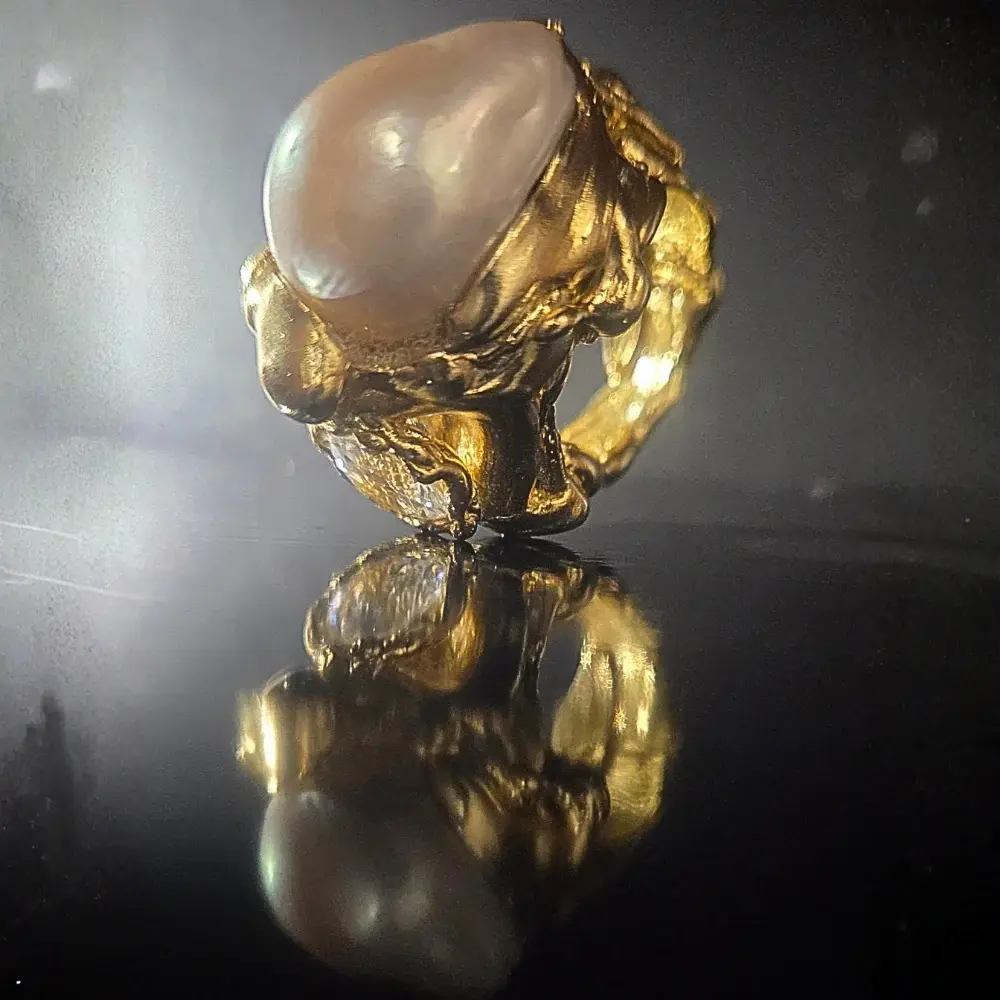Perla Luna, Bronzo, perla barocca e zircone