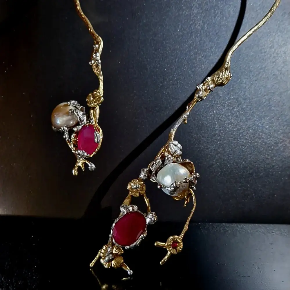 Ramo in Fiore, Bronzo e argento, perla barocca e rubini di sintesi