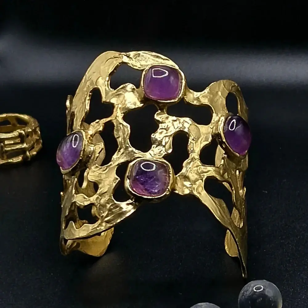 Schiava senza catene, Bronzo giallo, Ametiste cabochon